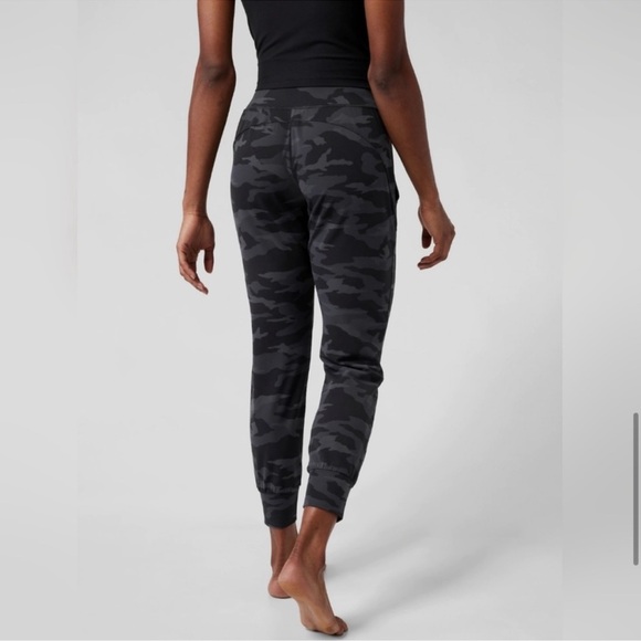 NWT Athleta Salutation Camo Jogger High Rise Fall Athleisure Pilates XS Petite - Picture 3 of 10